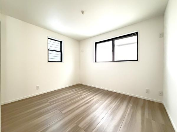 横浜市西区久保町の新築一戸建の外観：施工例|同じ施工会社が建築した施工例です。
同仕様物件のご案内もさせていただきます。
※建具・床・壁紙等の色合いや形状は違います。