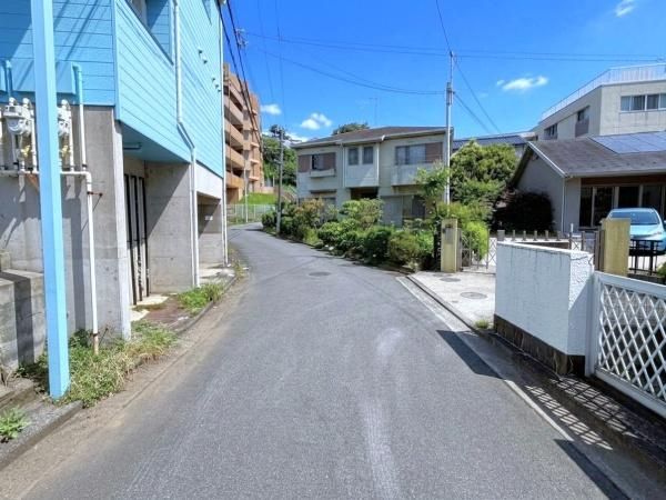 横浜市戸塚区戸塚町の売地の前面道路含む現地写真