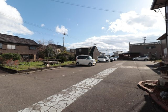 蔵漆倶 北館の駐車場