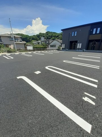 ウイング・ヴィレッジの駐車場