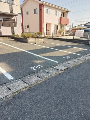 ルナハウスの駐車場
