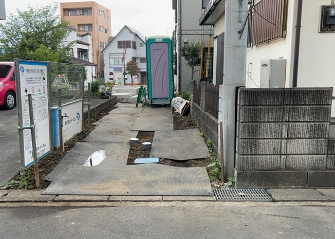 【前面道路含む現地写真】 | 住宅用の土地では前面道路に2m以上接していなければならないと法律で定められています。しかし、お持ちの車のサイズやライフスタイルなどにより、2mでは利便が悪い場合もございますので、事前に確認しましょう。