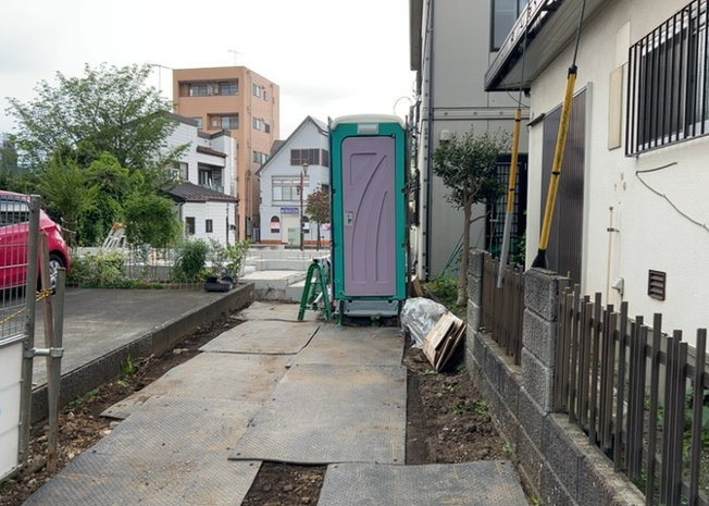 【前面道路含む現地写真】 | お持ちの車種によっては前面道路が広い方が便利でしょう。しかし、前面道路が広ければその分交通量が多くなるため、騒音などが気になる場合があります。実際に現地を見学し、周辺交通量や騒音などを確認しましょう！