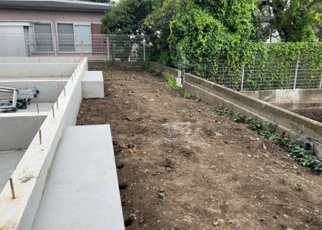 【庭】 | 庭があることでガーデニングや家庭菜園はもちろん、こどもの遊び場やペットを放して遊ぶことができます。また、家の周囲に余裕があるということです。隣地との間があれば、十分な日当たりと、風通しが確保できます。