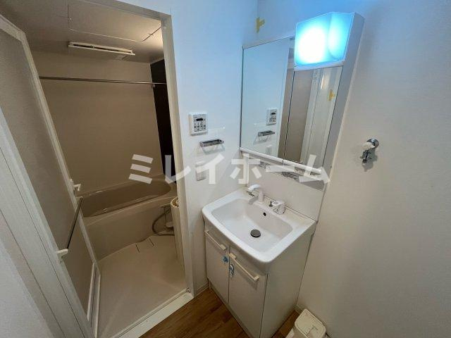 ドゥーエ大鳥居WESTの独立洗面台|同建物内別のお部屋の参考写真になります。