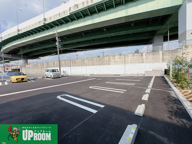 クレアティボ　カーサの駐車場