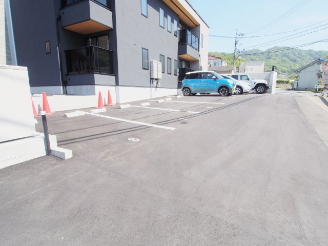 三迫APARTMENTの駐車場