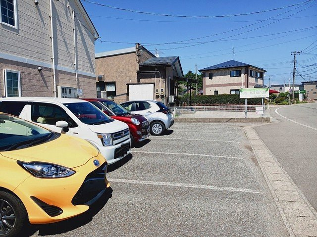 メゾン・ド・サンフラワーの駐車場|駐車場があるので、車を買う予定の方も安心です
