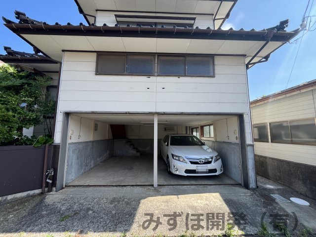 鶴岡市切添町8-10の駐車場|車庫には2台止められます！