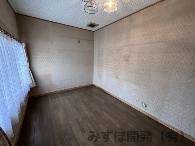 鶴岡市切添町8-10の洋室