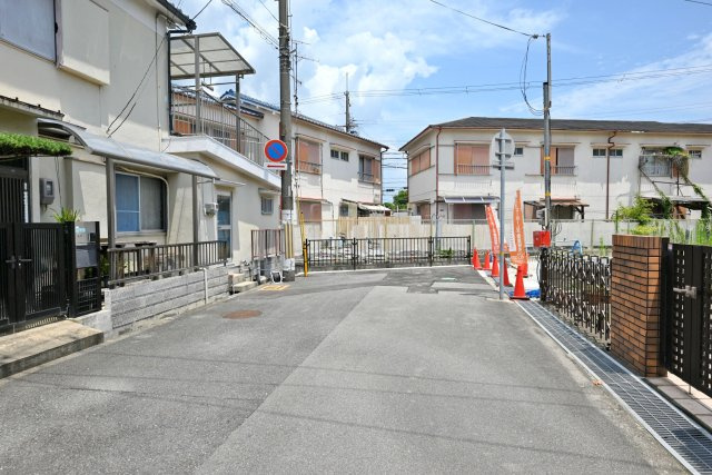 ハッピータウン伊丹市野間北2丁目新築一戸建て│3LDK+駐車1台可の前面道路含む現地写真|北西側前面道路。幅員6.6ｍ。南側から撮影した写真です。