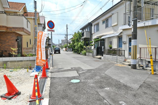 ハッピータウン伊丹市野間北2丁目新築一戸建て│3LDK+駐車1台可の前面道路含む現地写真|北東側前面道路。公道幅員6.6ｍ。北側から撮影した写真です。