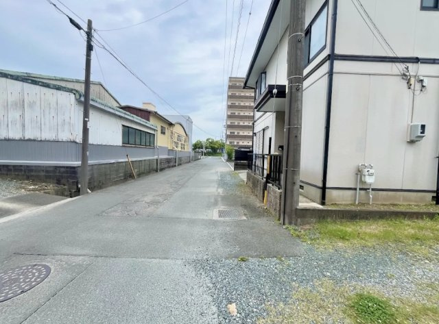 売中古戸建　中央区小池町の前面道路含む現地写真|ゆとりのある前面道路で、毎日の運転も安心。