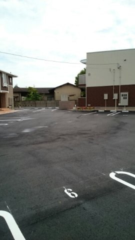 アベニール鶴市Ａの駐車場