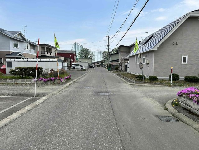 北見市東三輪５丁目５番１０６　中古売家の前面道路含む現地写真|北側前面道路