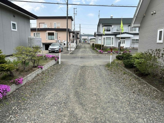 北見市東三輪５丁目５番１０６　中古売家の前面道路含む現地写真|東側前面道路