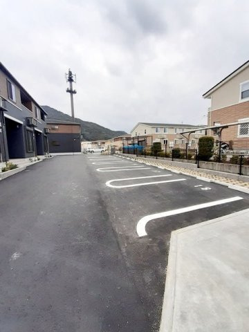 ピースフル・ステージ　Ⅰ番館の駐車場|車をお持ちの方に嬉しい駐車場付きの物件です