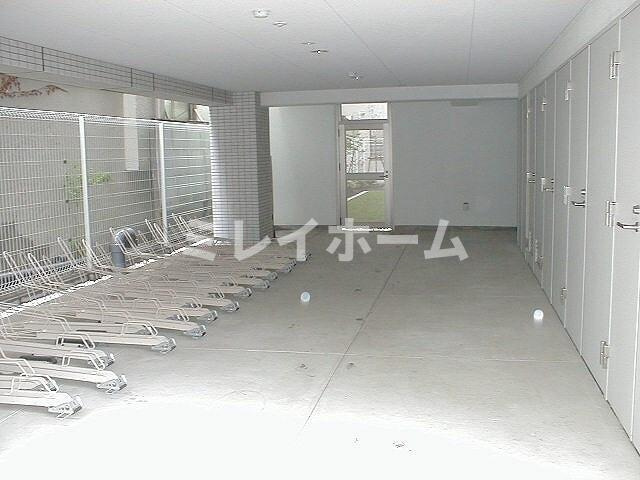 ステージファースト多摩川アジールコートの駐車場