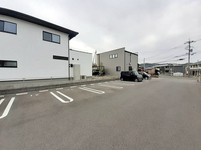 ピンズ唐津Ⅰの駐車場|車をお持ちの方に嬉しい駐車場付きの物件です
