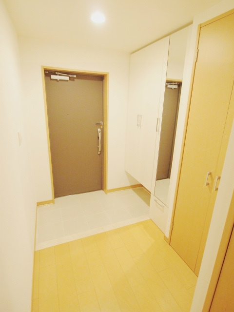 ジェイシティ坂駅前の玄関