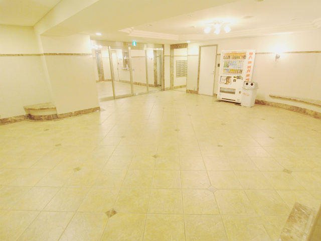 ジェイシティ坂駅前のロビー