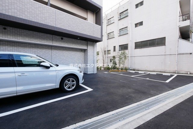 シャテーニュ上本町の駐車場