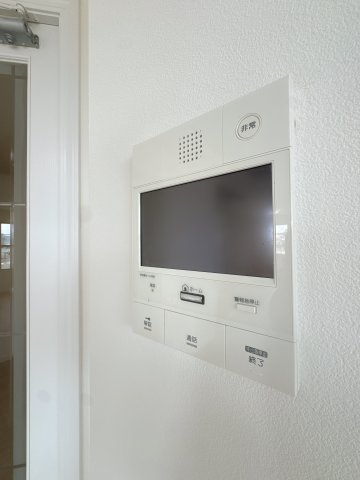 【防犯設備】 | アーサー新宮グランヒルズ☆仲介手数料無料☆ | 【TVモニター付インターホン】来客を映像で確認できる安心の防犯設備。セキュリティ重視の方にもご満足いただける、安全な暮らしをサポートする住まいです。