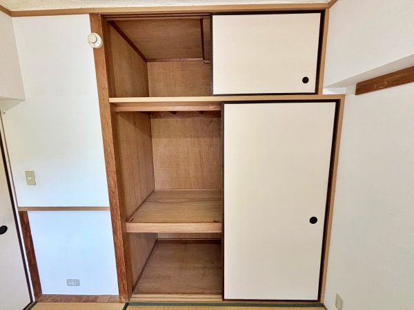南面和室（約6.0帖）の押入部分、全居室に収納が付いています