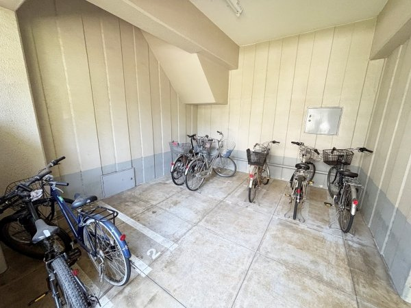 屋根の付いた自転車置場