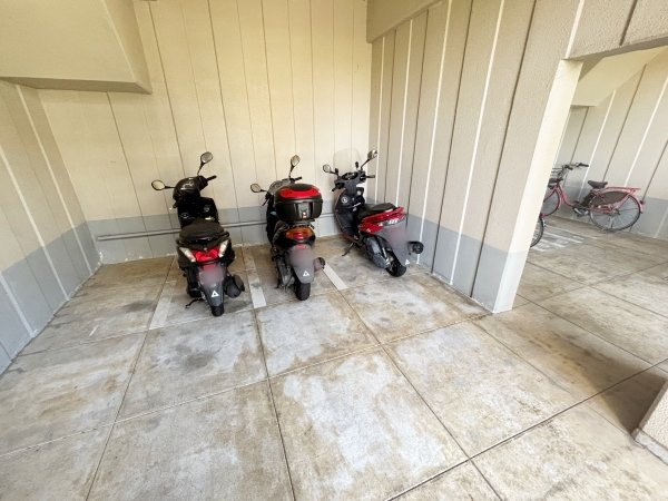 屋根の付いたバイク置場