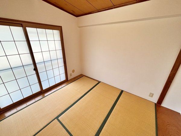 南面の明るい和室（約4.5帖、押入・床の間付）