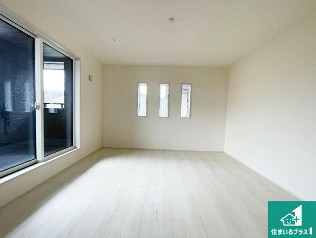 大津市衣川　第1期　新築一戸建ての洋室|寝室は心地よい眠りについてもらいたくて、シンプルかつ開放的な空間な設計にしています！大きな窓から差し込む日が心地いいです♪