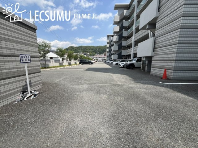 パレ・ロワイヤル田寺東ウエストコートの駐車場