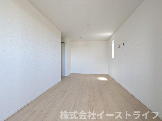 【新築戸建】　いわき市小名浜第10　全5棟の洋室|同社施工写真　フローリングのお部屋は耐久性があり傷が付きにくいので、一般的な使用ではメンテナンスはあまり必要ありません。また、汚れたらさっとふき取るだけで、きれいな場外を保つことができます。