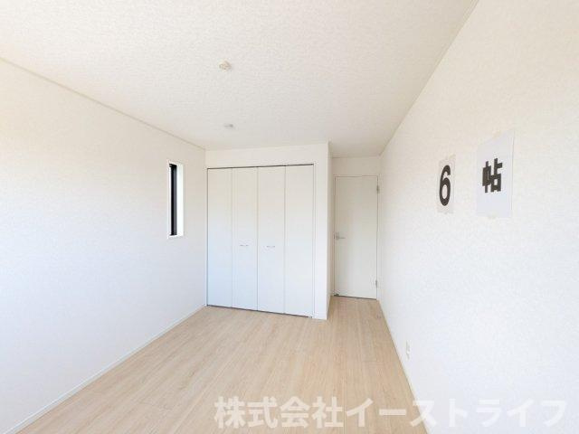 【新築戸建】　いわき市小名浜第10　全5棟の寝室|同社施工写真　家具などのインテリアともマッチしておしゃれ感が出しやすく、身の回りの整理がしやすいのも洋室の魅力です◎