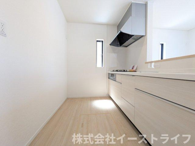 【新築戸建】　いわき市小名浜第10　全5棟のキッチン|同社施工写真　浄水器一体型水栓です◎対面式キッチンなので、リビングルームにいるご家族の様子を見ながら調理ができ、小さなお子様がいるご家庭でも安心です。