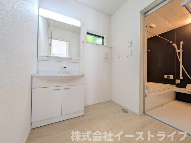 【新築戸建】　いわき市小名浜第10　全5棟の浴室|同社施工写真　リラックスできる雰囲気の浴室です。洗い場が広々としています。浴槽も広くリラックスするには最適です。