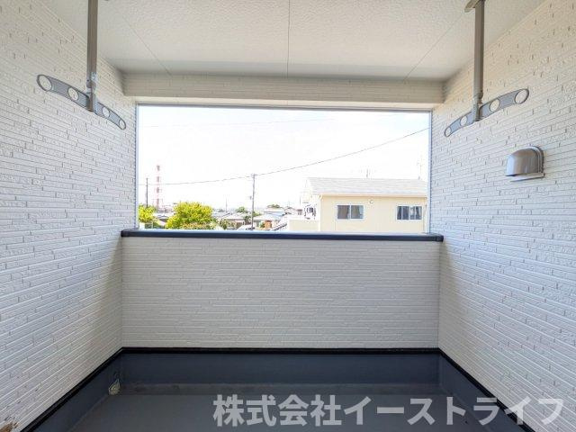 【新築戸建】　いわき市小名浜第10　全5棟のバルコニー|同社施工写真　インナーバルコニーは広々としていてお洗濯が楽ちんです。また日当たりを好む植物を育てるにはぴったりの空間なので、ガーデニングの場としても楽しむことができます◎