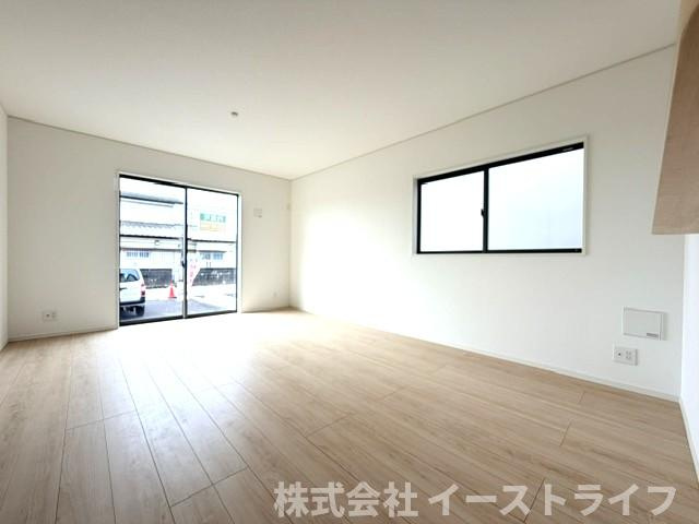 【新築戸建】　いわき市小名浜第10　全5棟の居間・リビング|同社施工写真　広いリビングは、ご家族でゆっくりくつろぎたい方におすすめです。