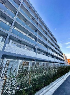 【外観】 | プレール・ドゥーク新宿West | 鉄筋コンクリート造のがっちりとした建物。