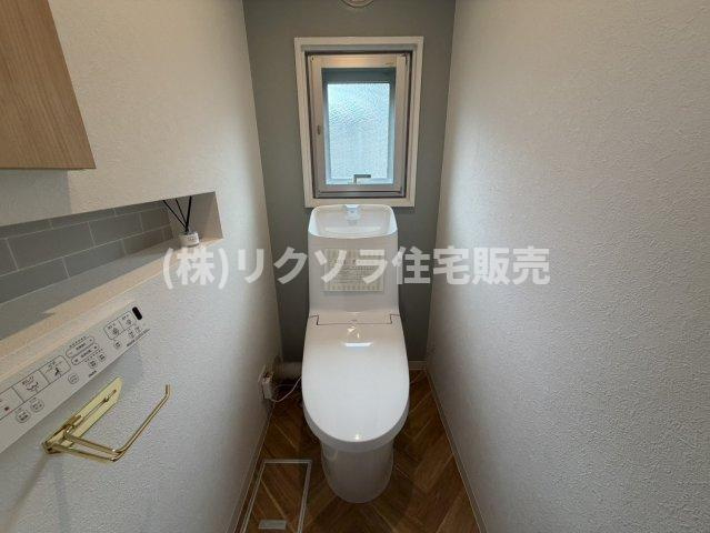 藤阪ハイツD6棟のトイレ|温水洗浄便座付き
■物件内覧・資金計画相談・住宅ローン相談、リフォーム相談、お問合せ受付中■
※当日・翌日のご内覧、ご相談はお電話でのお問合せがスムーズです！