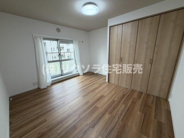 藤阪ハイツD6棟の寝室|洋室7.0帖
■物件内覧・資金計画相談・住宅ローン相談、リフォーム相談、お問合せ受付中■
※当日・翌日のご内覧、ご相談はお電話でのお問合せがスムーズです！