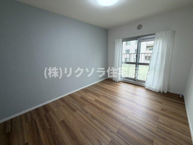 藤阪ハイツD6棟の子供部屋|洋室6.5帖
■物件内覧・資金計画相談・住宅ローン相談、リフォーム相談、お問合せ受付中■
※当日・翌日のご内覧、ご相談はお電話でのお問合せがスムーズです！