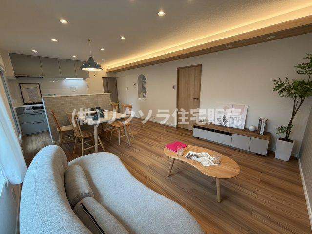 藤阪ハイツD6棟の居間・リビング|LDK14.0帖
■物件内覧・資金計画相談・住宅ローン相談、リフォーム相談、お問合せ受付中■
※当日・翌日のご内覧、ご相談はお電話でのお問合せがスムーズです！