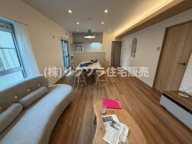 藤阪ハイツD6棟の居間・リビング|LDK14.0帖
■物件内覧・資金計画相談・住宅ローン相談、リフォーム相談、お問合せ受付中■
※当日・翌日のご内覧、ご相談はお電話でのお問合せがスムーズです！