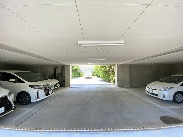 アジュール塚口の駐車場