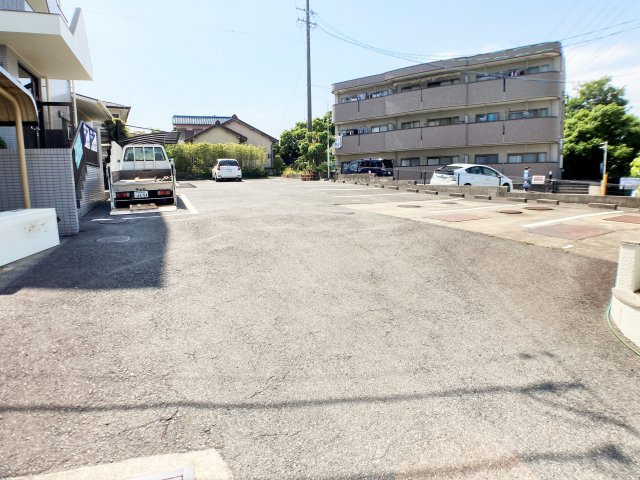メゾン・ヴェルテの駐車場