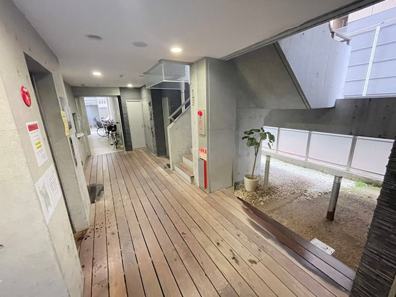 BRAVI上本町のロビー