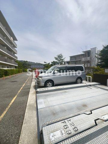 グリーンヒルズ御影2号棟の駐車場