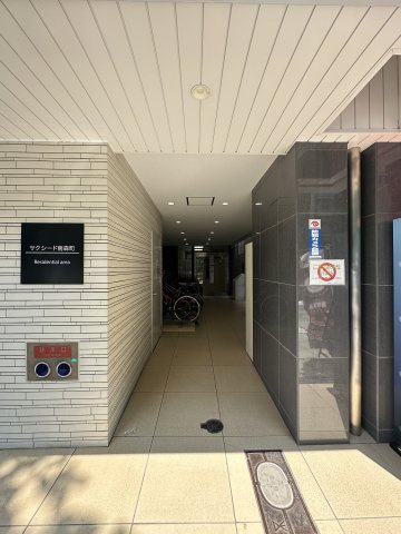 サクシード南森町のエントランス